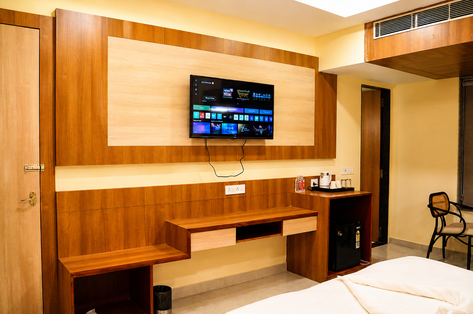 Suite Room - Bath & Lounge